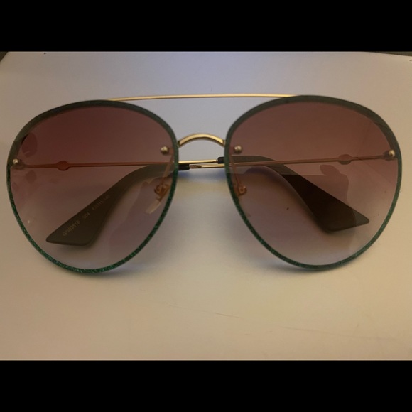 Mens Gucci sunglasses with green rims - Picture 2 of 4